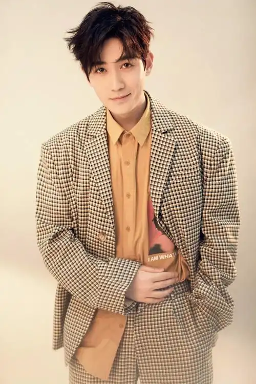 朱一龙最新写真发布,暖色西装彰显阳光活力