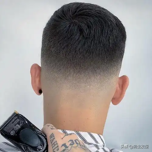 夏天的发型,男士们可以剪得更加简单一些,这样不管是对清爽的要求还是