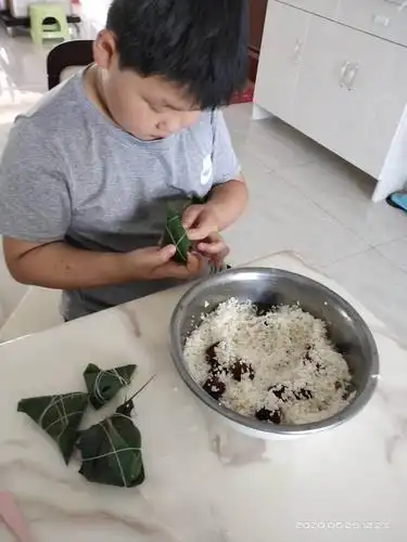 孩子们的端午节—包粽子