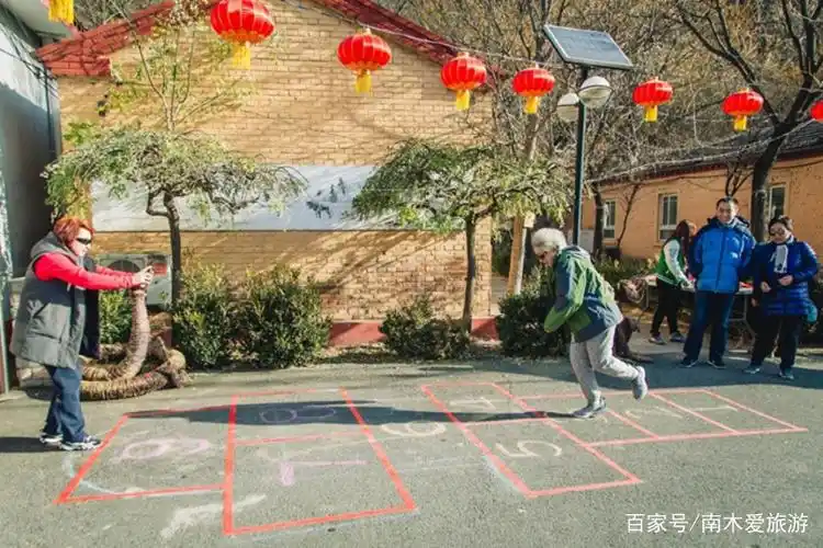 看皮影戏,玩欢乐游戏,回味童年美好时光.跳格子.