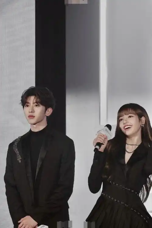 lisa生日当天蔡徐坤发博仅几字就让网友炸锅粉丝谈了恋爱就公开吧