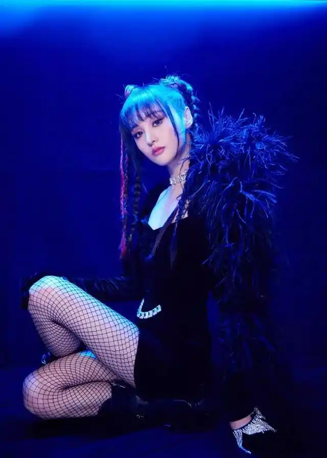 黑丝算什么,郑爽的渔网袜才厉害!这造型看着就像一个小魔女