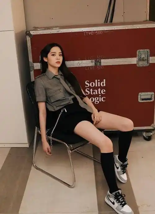 原创欧阳娜娜挑战学生制服造型仿佛是走出漫画又甜又酷的学姐本人