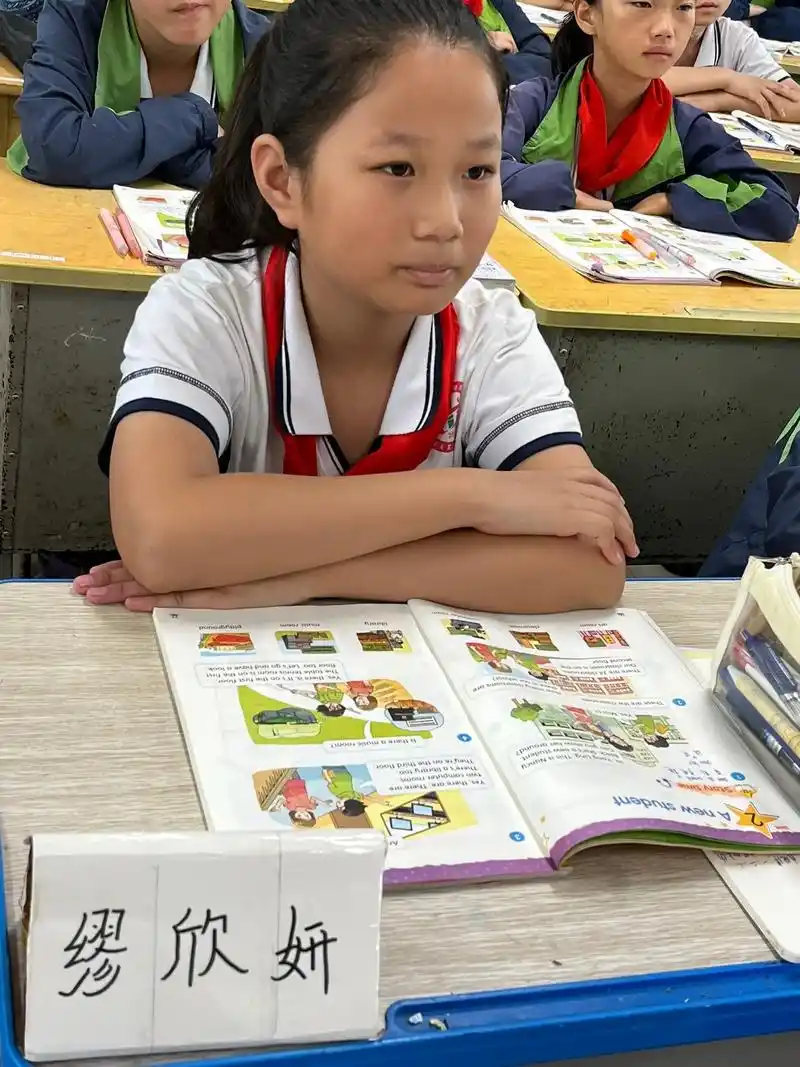 上课认真听讲,积极发言的小可爱们,点赞9199#小学生日常 - 抖音