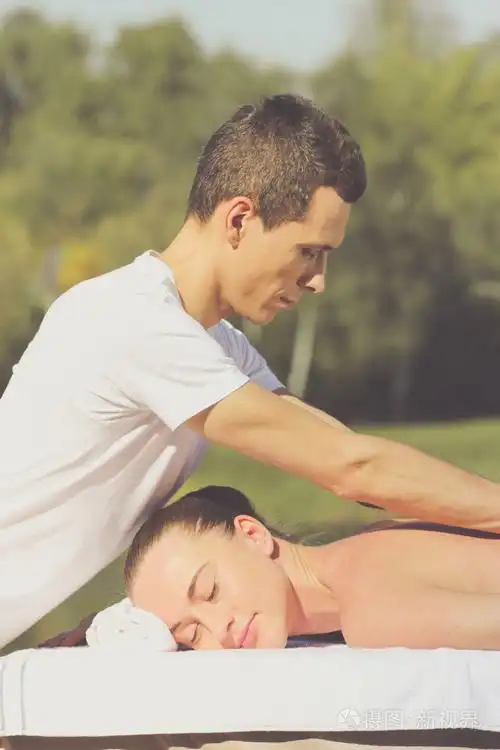 男人给年轻黑妞户外按摩