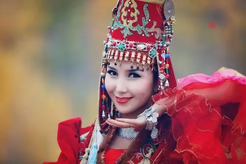 摄影 哈萨克·姑娘        美丽的哈萨克族姑娘木丽德尔,俏丽的让人不