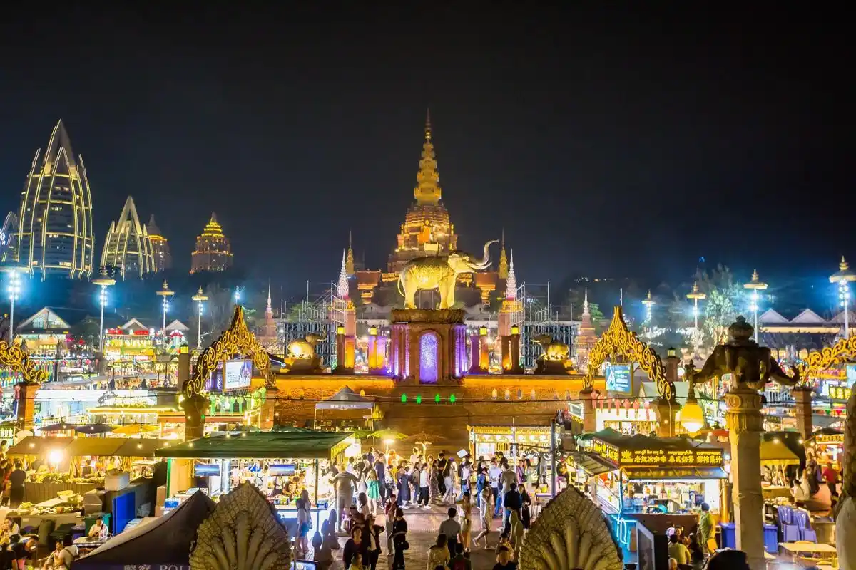 西双版纳星光夜市,东南亚最大的夜市,一处流光溢彩的网红打卡地