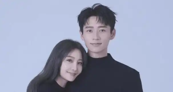 从他以前的采访就能看出,他早有女朋友.