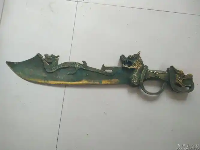 早些年下乡收的精致的老青铜龙刀 - 中华古玩网