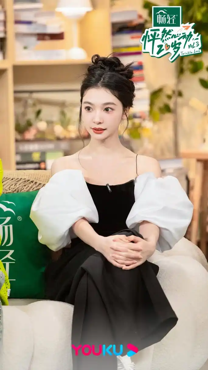 怦然心动20岁#易梦玲- 身穿泡泡袖露肩上衣超美丽,嗑糖上头到陷入