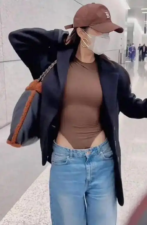 黄晓明前女友李菲儿惹争议机场撩衣服疑似走光内裤连在衣服上