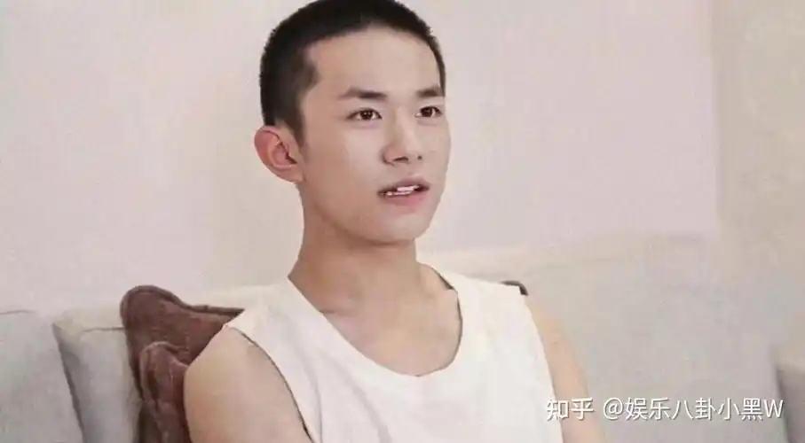 易烊千玺寸头照片也太帅了吧果然寸头是检验颜值的最后手段