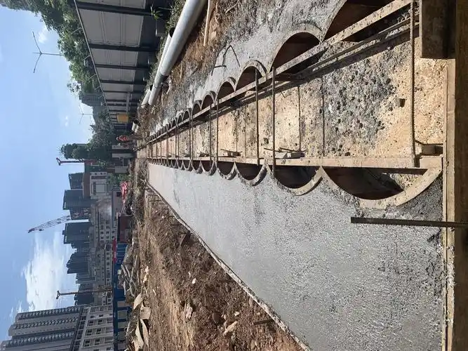 3.东北侧咬合桩导墙浇筑.