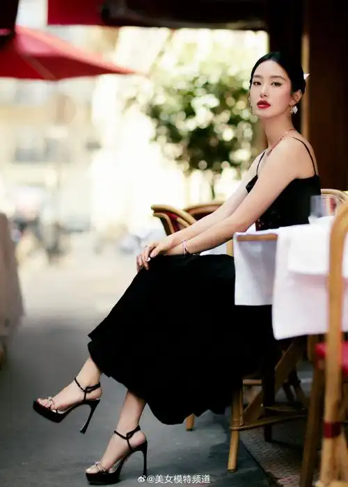 杨采钰全黑蝴蝶刺绣镶钻连衣裙