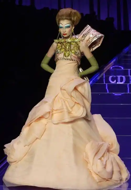 时装还能如此魔幻,迪奥2004春夏高定太经典,古埃及风浪漫华美_系列