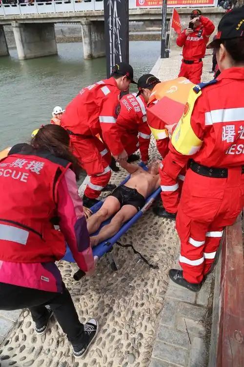 青年落水 数百人不救反认真围观