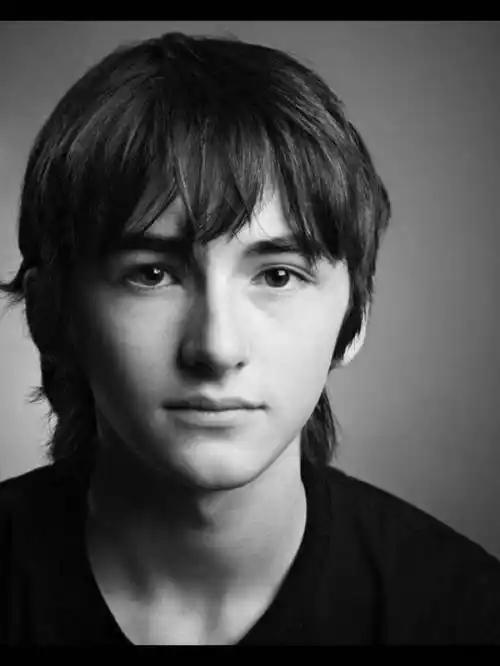 出生于英国,因在#权力的游戏# #冰与火之歌#中饰演 布兰·史塔克(bran