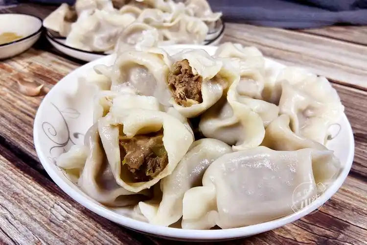 牛肉饺子这样调馅太好吃了 再贵也要吃 做法简单味道鲜香 解馋-起舞
