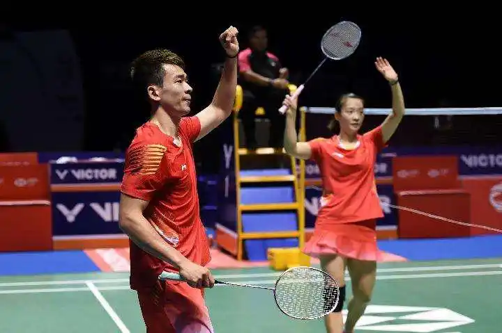 在羽毛球的业余混双比赛中,女生应该注意哪些问题