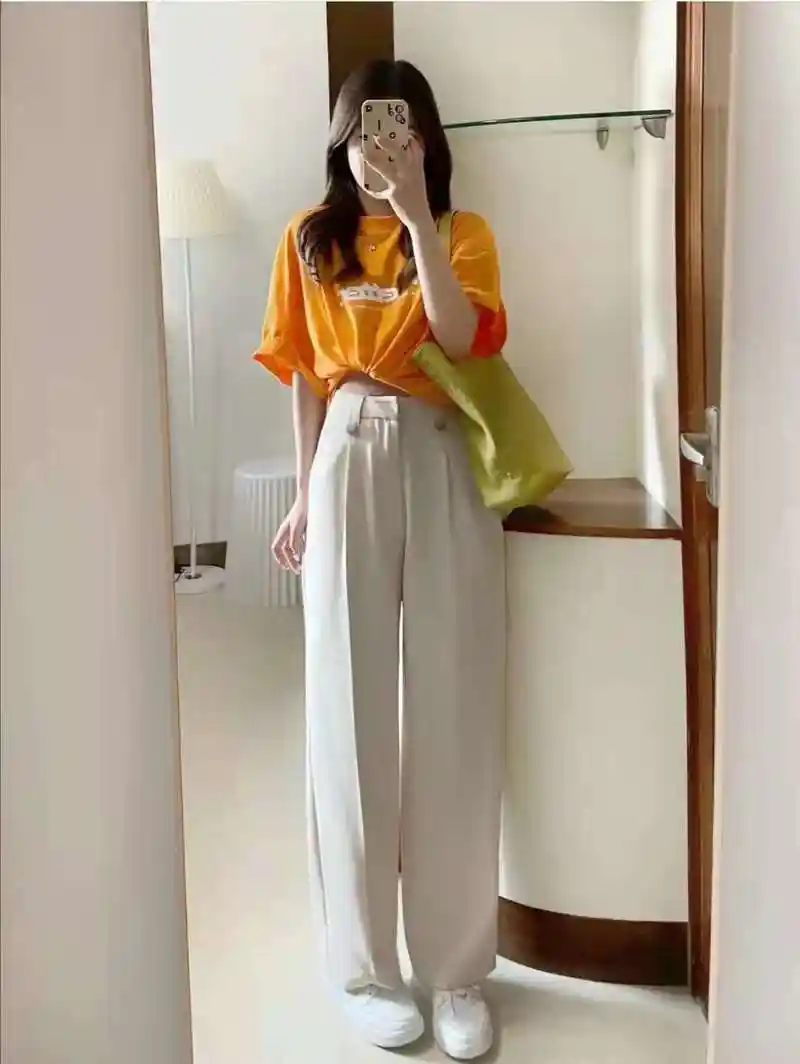 而且很吸睛,t恤的版型宽松可以当下身失踪款穿,下半身搭配的裤子是米