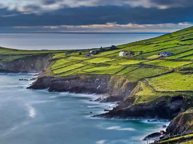 爱尔兰,凯里郡,海,房子,斜坡,田野 640x960 iphone 4/4s 壁纸,图片