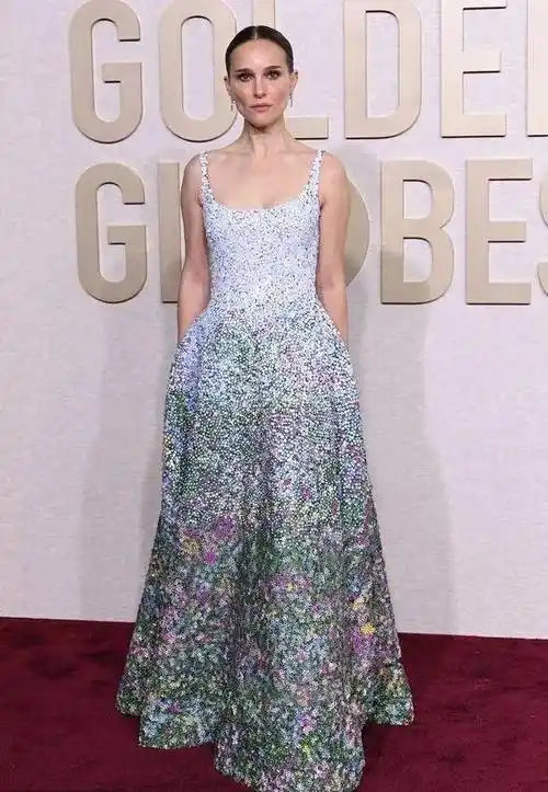 杰瑞德莱托身穿黑色西装,黑色手套,白色裤子,胡子拉碴的样子显得非常