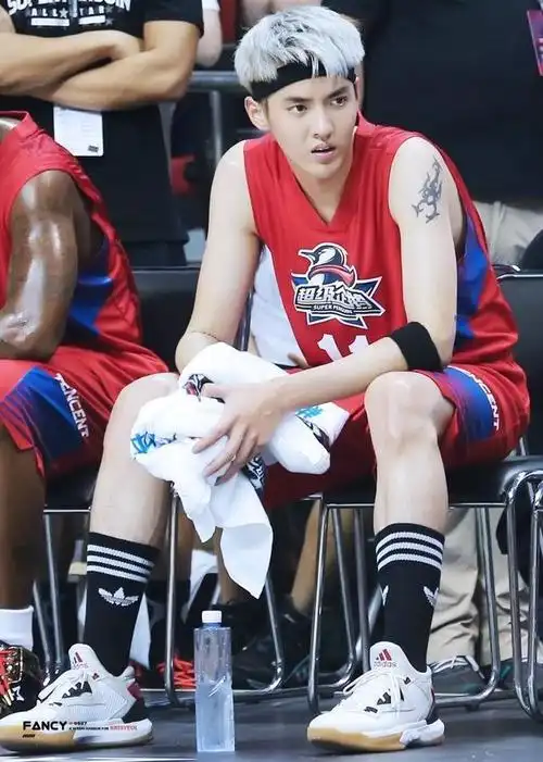 到了中学时期,吴亦凡喜欢上了打篮球,吴亦凡一