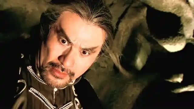 欧阳锋修炼九阴真经,施展蛤蟆功时遭到反噬,黄蓉偷笑