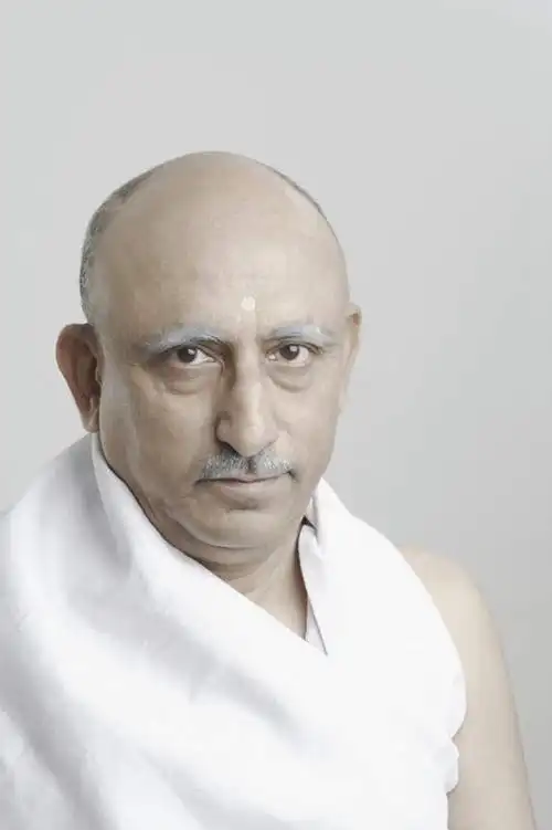 秃头,一个人,竖图,室内,白天,白色背景,正面,民族服装,亚洲,仅一个