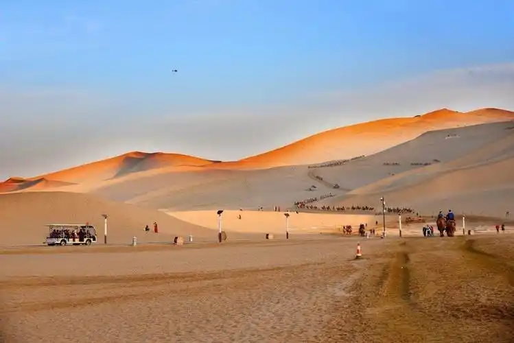 甘肃敦煌鸣沙山月牙湾