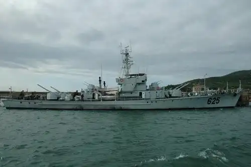 小艇上面是大炮小吨位的037猎潜艇为何被称为黄水战列舰