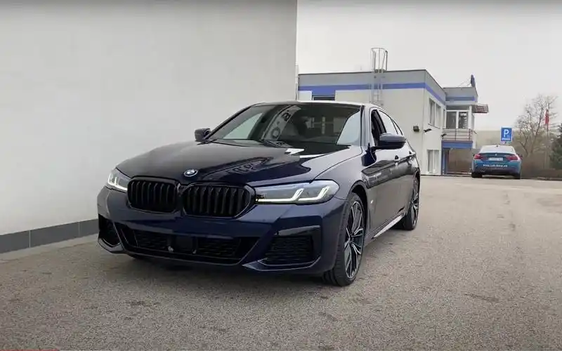 bmw 5系进口顶配专属-丹泉石蓝(tanzanite blue)车漆阴天效果