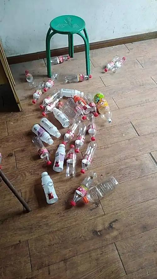 这些饮料瓶是可回收,妈妈说单独收起来,可以卖给收废品的叔叔.