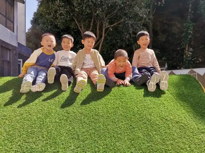 你和小朋友们都能相处得很好,大家都很喜欢和你一起玩.