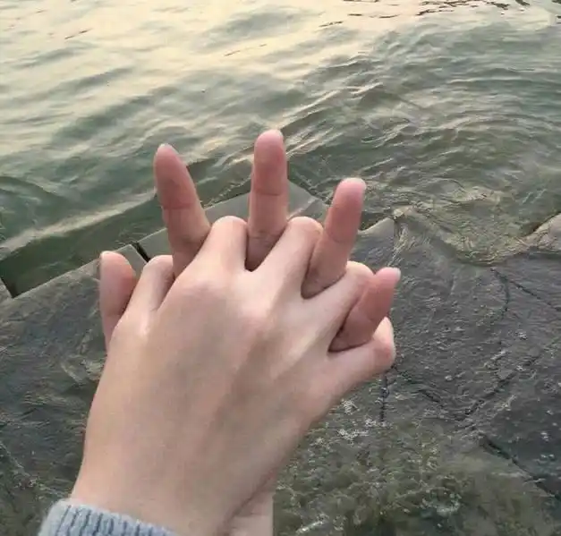 最近牵手拍照火了甜到发腻好看的手有了对象评论区领