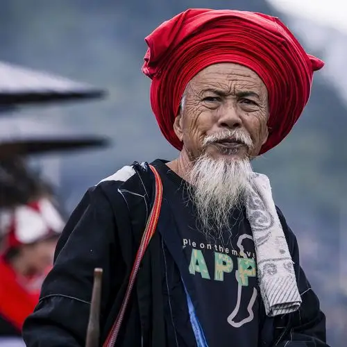 耍歌堂节日里瑶族人的画像