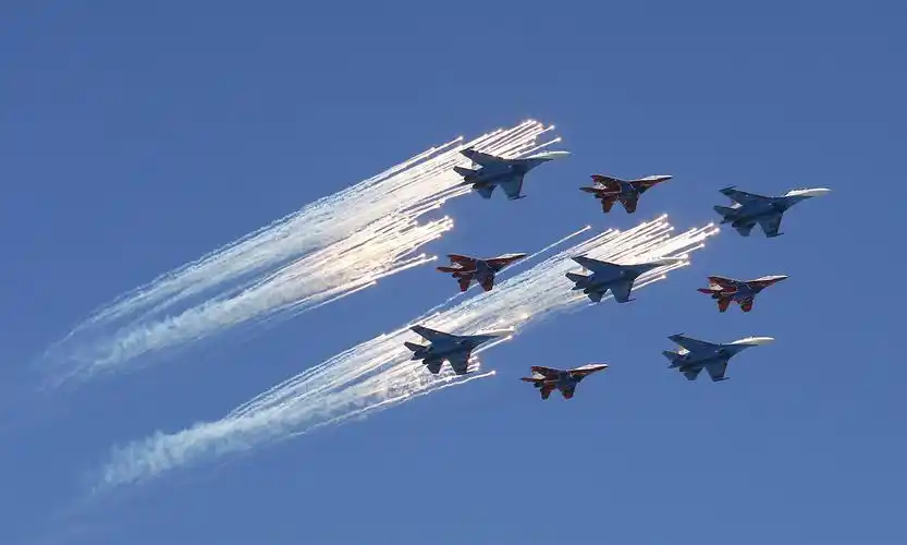 胜利日阅兵式上俄军战机编队飞过