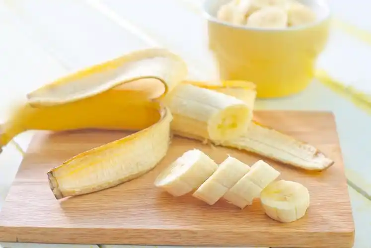 切片的香蕉,在木板上切香蕉