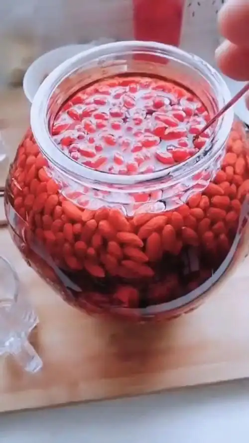 上了年纪的人,不得不向生活低头,这满满一壶的枸杞没吓到你吧