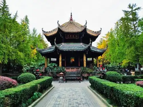 整个道观十分的清幽,比起 成都 其他景点,这里的人流相对较少,属于