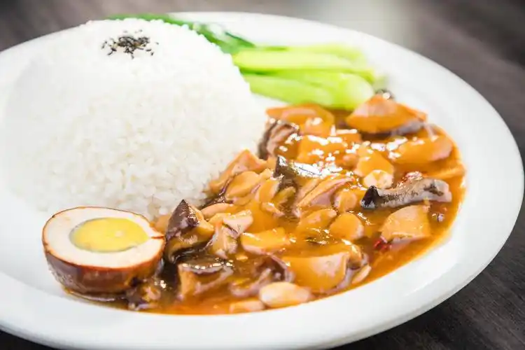 香菇肉片盖浇饭