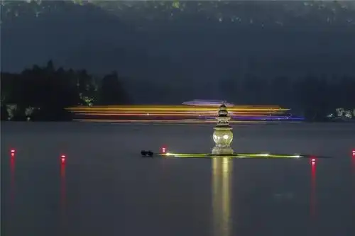 三潭印月 第33个月亮在哪里啊?