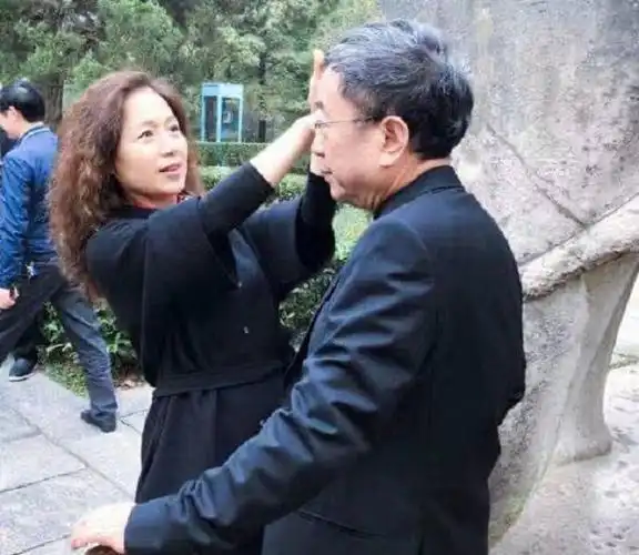 李红:面对余秋雨的移情别恋,选择成全彼此,最终迎来精彩人生