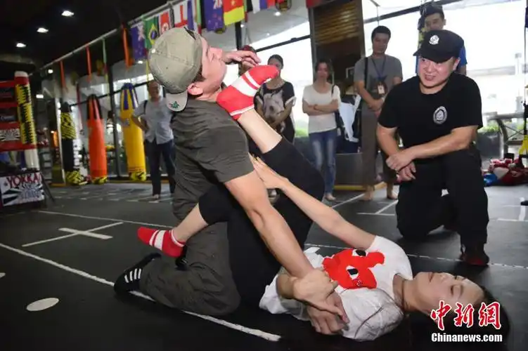 江苏昆山警方支招女子防身术 一招制敌脱离险境