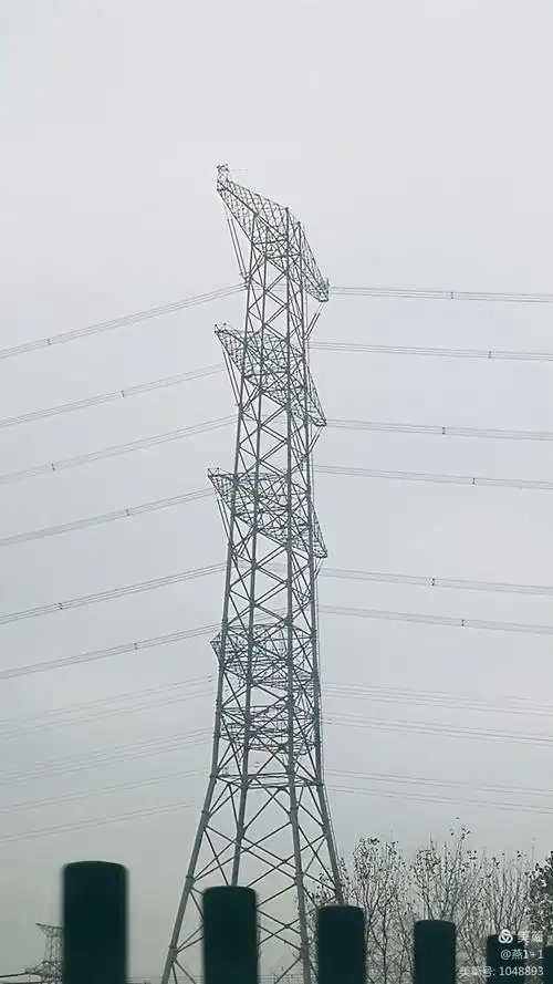 路上时而掠过的高压线塔