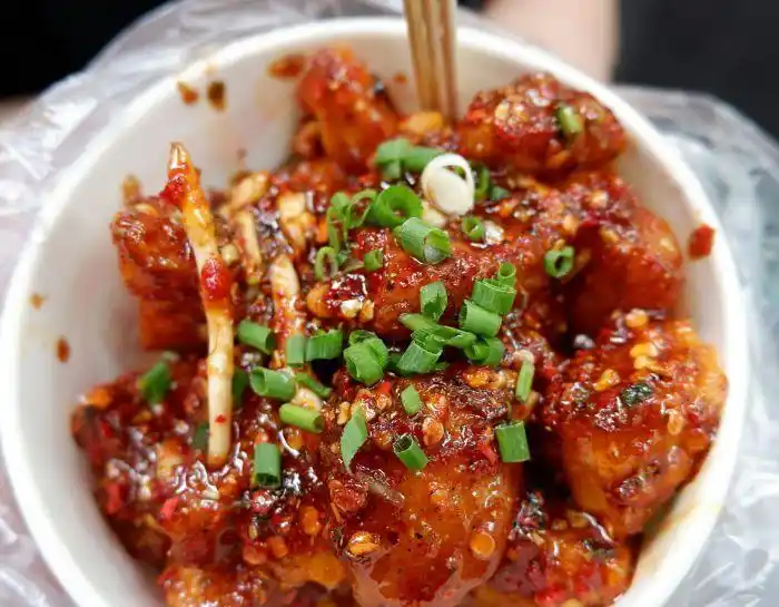 锅巴土豆是四川地区最平常的小吃,很多小的旅游区门口都在卖这个.