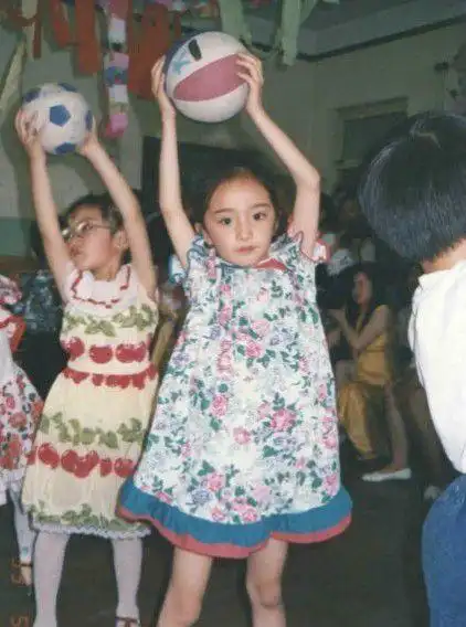 杨幂晒10岁照 五官精致