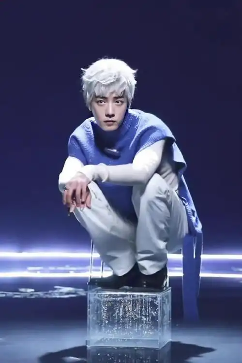 只能说没有对比就没有伤害肖战银发造型太美了