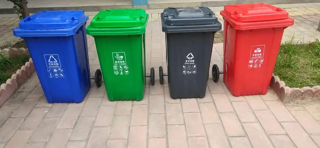 学校内部更换成分类垃圾桶,执行分类垃圾,先由班级分类,再分装到