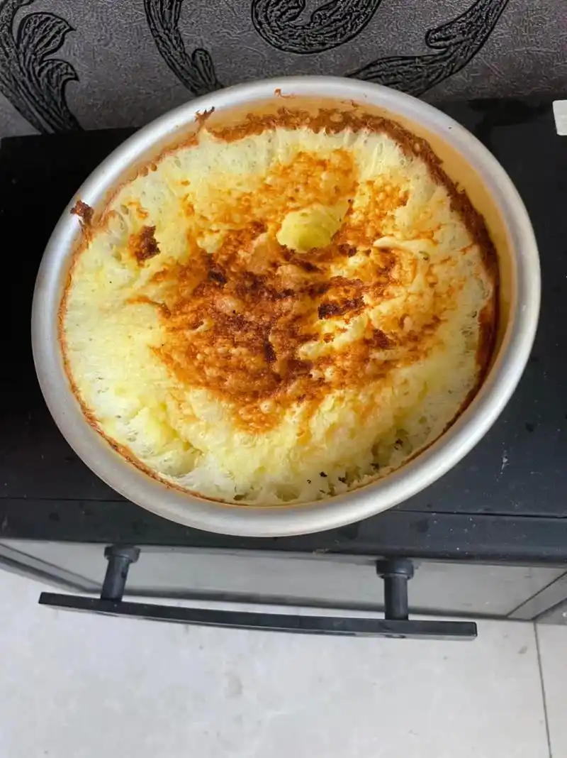 父亲节女儿帮忙准备蛋糕还准备了贺卡